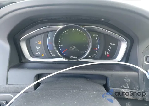 2017 Volvo Xc60 T6 R-Design z USA, uszkodzony, nr VIN YV449MRSXH2183777